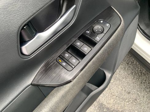 Used 2025 Nissan Kicks SV FWD image 19