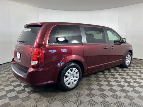 Used 2020 Dodge Grand Caravan SE w/ UConnect Hands-Free Group FWD image 5