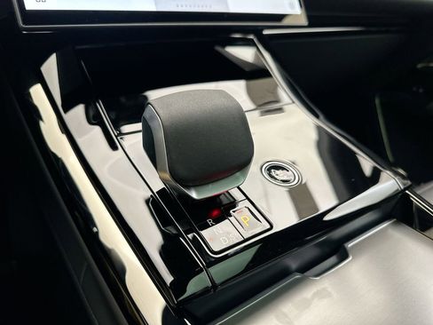 Used 2025 Land Rover Range Rover Sport image 11