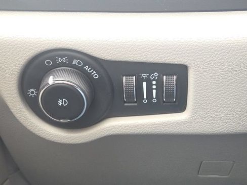 Used 2023 Chrysler Pacifica Touring-L FWD image 31