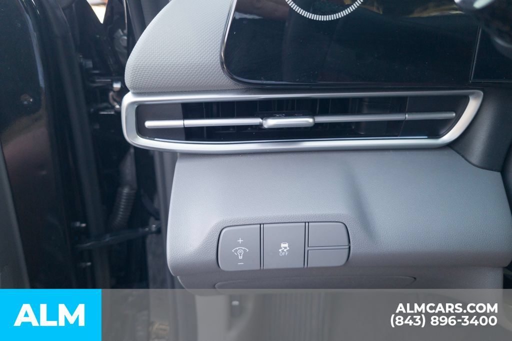 Used 2025 Hyundai Elantra SEL FWD image 16