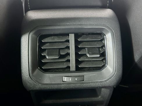 Used 2024 Volkswagen Tiguan SE image 29