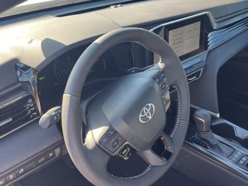 Used 2025 Toyota Camry SE image 13