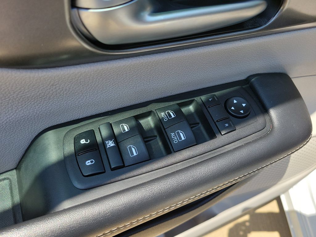 Used 2024 Chrysler Pacifica Touring-L FWD image 16