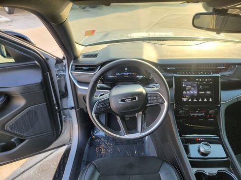 Used 2023 Jeep Grand Cherokee Altitude RWD image 18