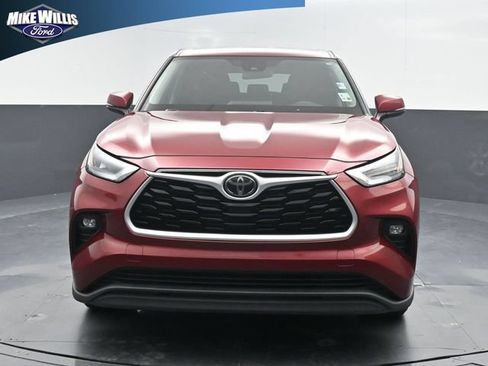 Used 2020 Toyota Highlander LE FWD image 2