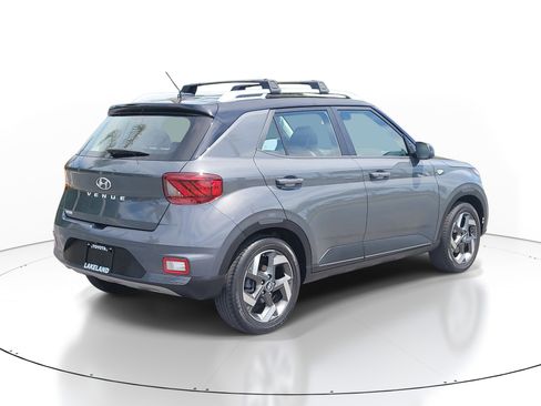 Used 2023 Hyundai Venue Limited FWD image 7