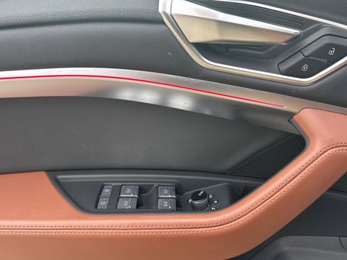 Used 2022 Audi e-tron Prestige w/ Prestige Package image 12
