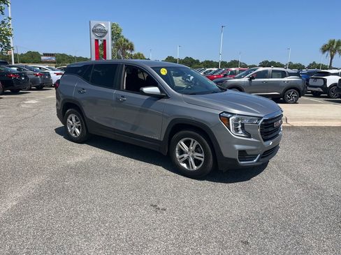 Used 2024 GMC Terrain SLE FWD image 1