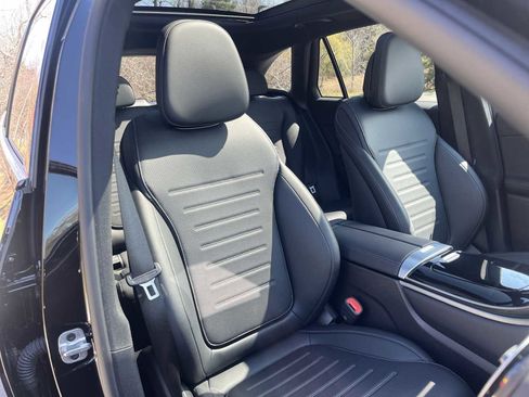 Used 2025 Mercedes-Benz GLC 300 4MATIC image 36