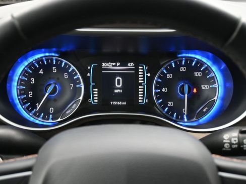 Used 2017 Chrysler Pacifica Touring-L w/ Tire & Wheel Group image 7