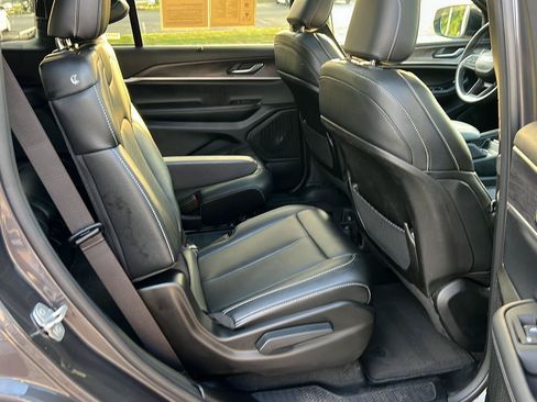 Used 2024 Jeep Grand Cherokee L Limited w/ Luxury Tech Group II AWD/4WD image 14