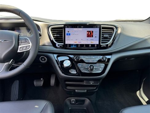 New 2026 Chrysler Pacifica Select image 11