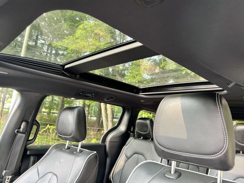 Certified 2025 Chrysler Pacifica Limited FWD image 16