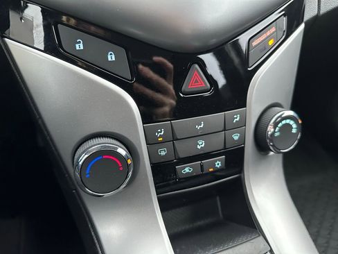 Used 2014 Chevrolet Cruze LT w/ Technology Package image 25