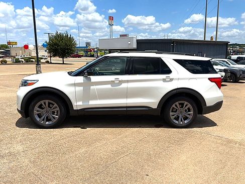 Used 2022 Ford Explorer XLT w/ Equipment Group 202A RWD image 2