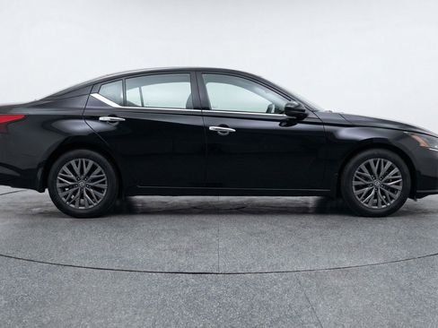 Used 2025 Nissan Altima 2.5 SV FWD image 11
