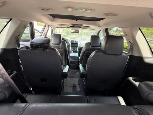 Used 2011 Chevrolet Traverse LT w/ Personal Connectivity Package FWD image 12