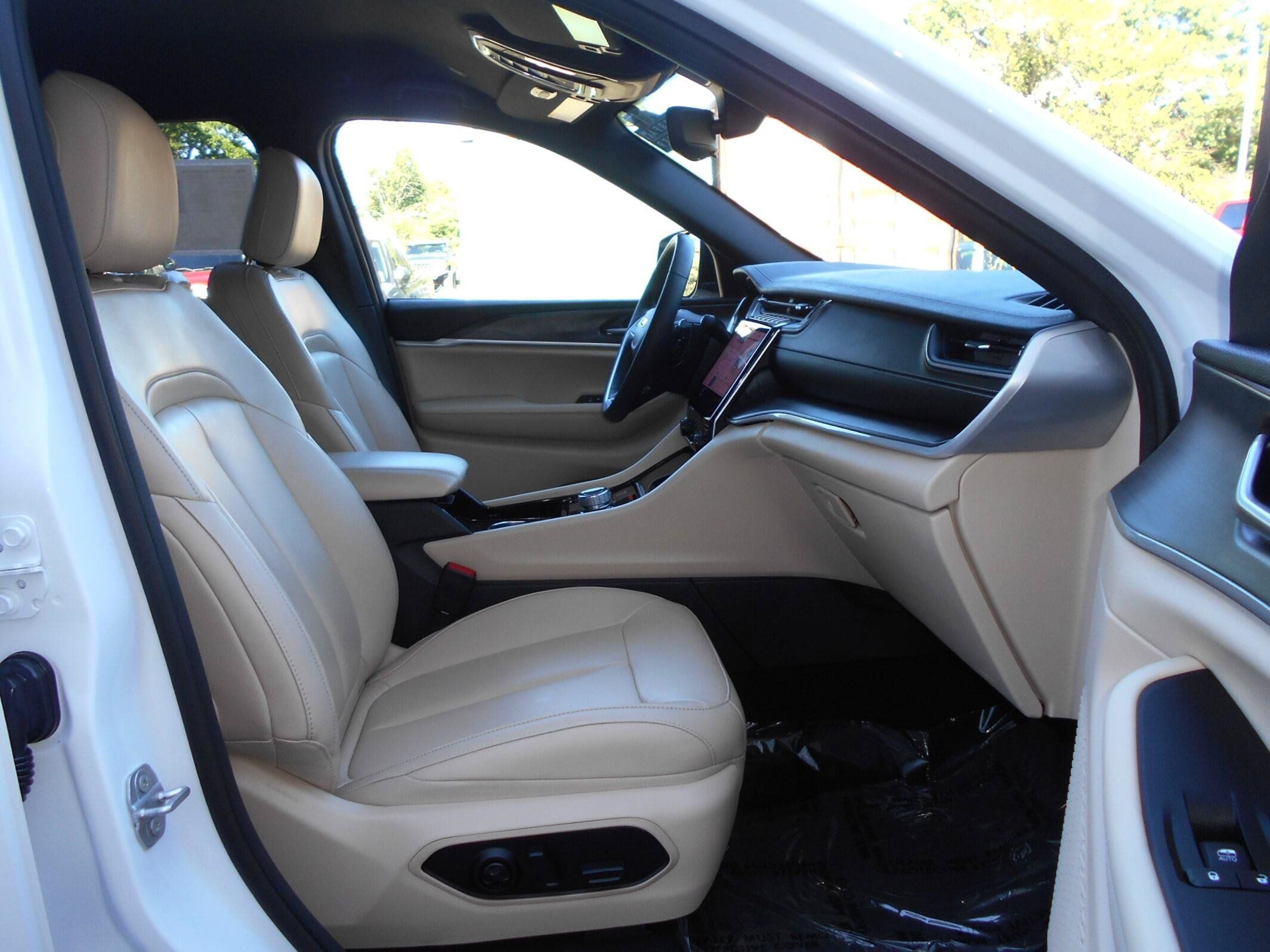 Used 2023 Jeep Grand Cherokee Limited AWD/4WD image 25