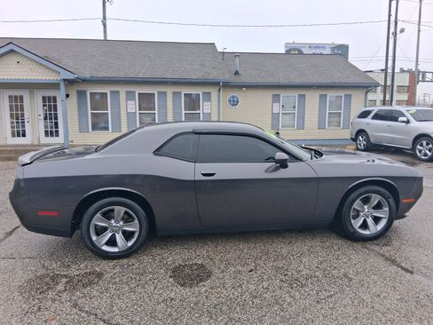 Used 2019 Dodge Challenger SXT image 5