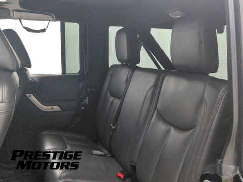 Used 2015 Jeep Wrangler Unlimited Rubicon w/ Connectivity Group AWD/4WD image 34