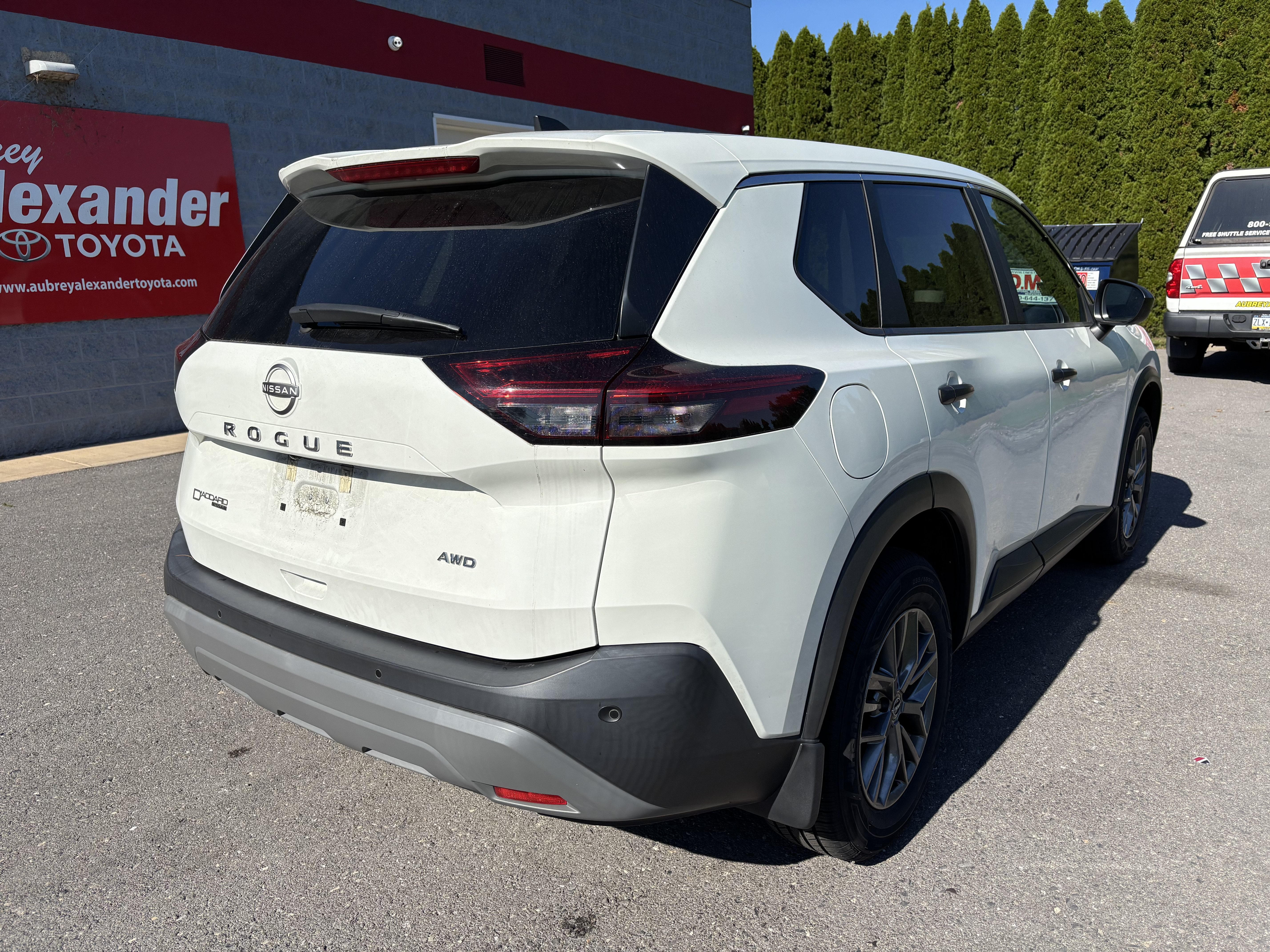 Used 2023 Nissan Rogue S AWD/4WD image 3