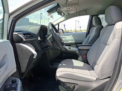 Used 2025 Toyota Sienna LE FWD image 13