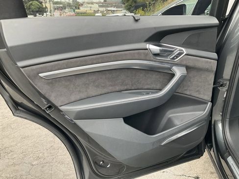 Used 2019 Audi e-tron Prestige w/ Prestige Package image 32