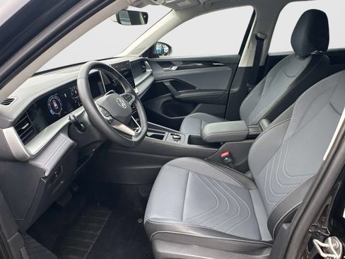 Used 2025 Volkswagen Tiguan SE FWD image 14