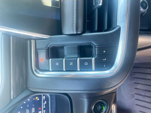Used 2023 Chevrolet Tahoe Z71 w/ Luxury Package AWD/4WD image 16