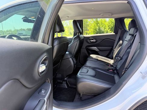 Used 2019 Jeep Cherokee Latitude Plus AWD/4WD image 19