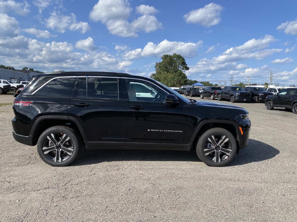 New 2027 Jeep Grand Cherokee Limited AWD/4WD image 2