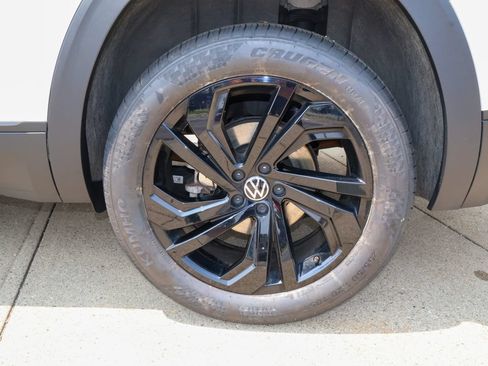 Used 2023 Volkswagen Atlas SE w/ Panoramic Sunroof Package AWD/4WD image 11