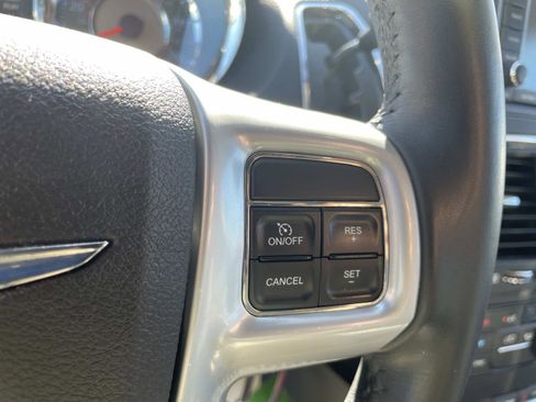 Used 2013 Chrysler Town & Country Touring image 20