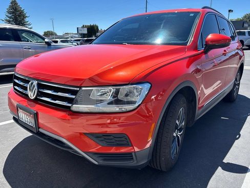 Used 2018 Volkswagen Tiguan SE w/ Panoramic Sunroof Package FWD image 2