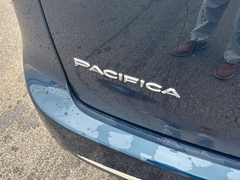 Used 2025 Chrysler Pacifica Select image 10