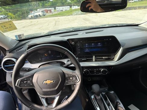 Used 2024 Chevrolet Trax LT w/ Sunroof Package FWD image 11