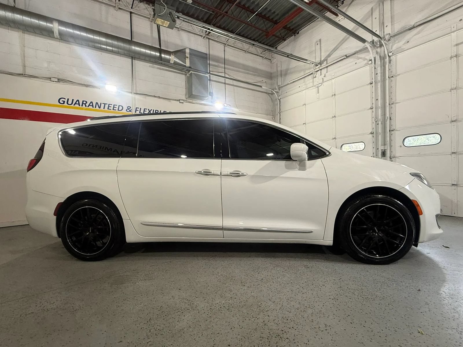 Used 2018 Chrysler Pacifica Touring-L FWD image 5