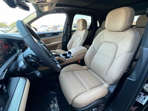 New 2025 Porsche Cayenne image 5