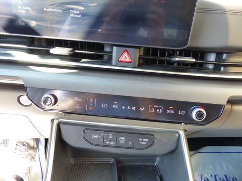 Used 2025 Kia Carnival EX FWD image 37