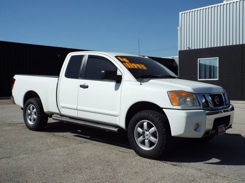 Used 2014 Nissan Titan SV w/ SV Value Truck Package AWD/4WD image 3
