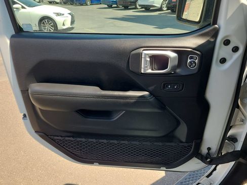 Used 2018 Jeep Wrangler Unlimited Sahara w/ Uconnect 4C Nav & Sound Group AWD/4WD image 18