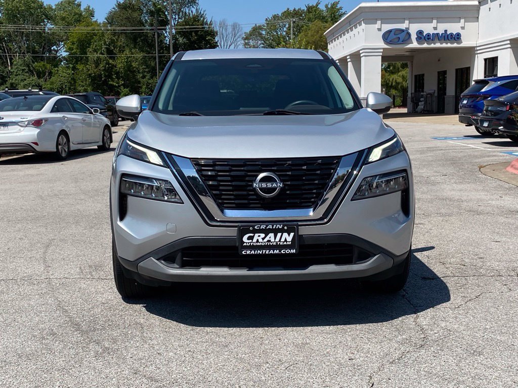Used 2022 Nissan Rogue SV FWD image 2
