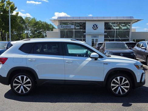 Used 2023 Volkswagen Taos SE w/ Panoramic Sunroof Package FWD image 6