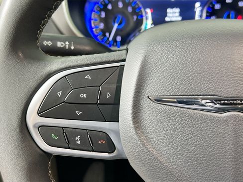 Used 2024 Chrysler Pacifica Touring-L image 18