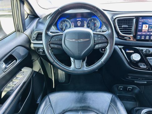 Used 2019 Chrysler Pacifica Touring-L Plus w/ S Appearance Package FWD image 15
