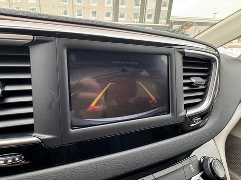 Used 2023 Chrysler Voyager LX image 4