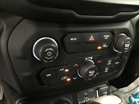 Used 2023 Jeep Renegade Latitude AWD/4WD image 19