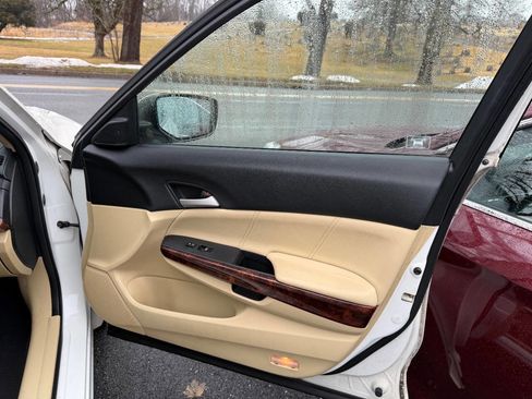 Used 2011 Honda Crosstour EX-L image 17