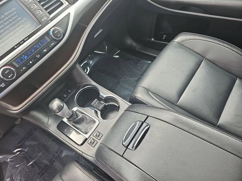 Used 2019 Toyota Highlander XLE AWD/4WD image 28